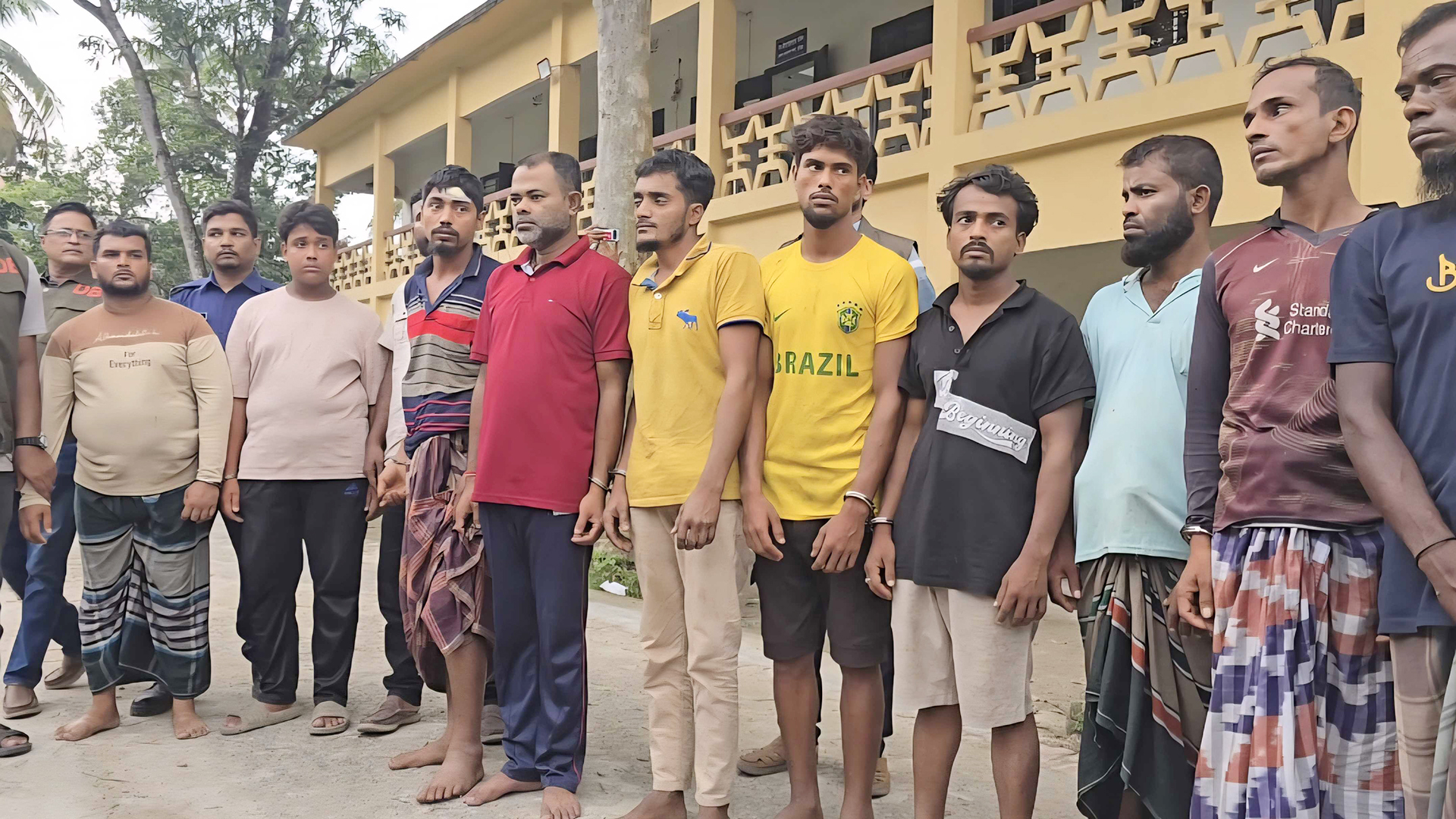 কুমিল্লায় পুলিশের ওপর হামলা ও গাড়ি ভাঙচুর: আটক ১৯