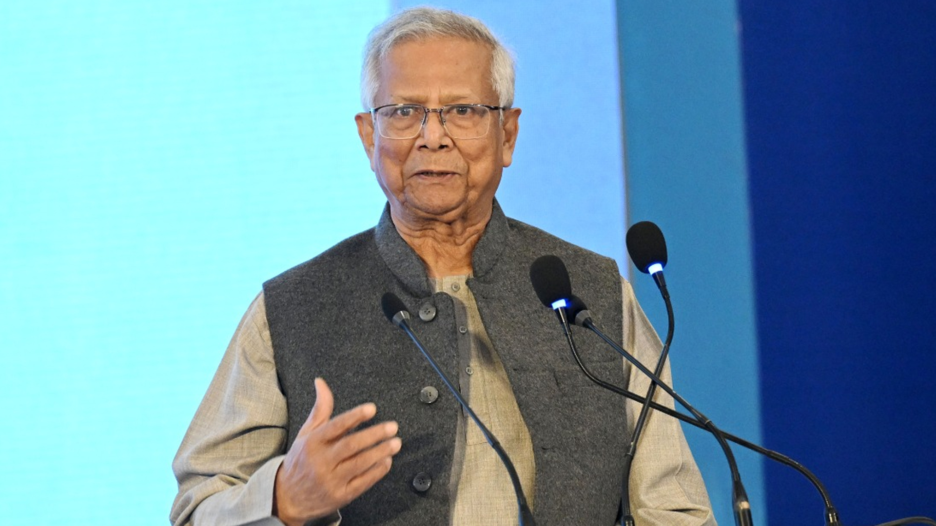 সাফ ফুটসাল জেতায় বাংলাদেশ নারী দলকে প্রধান উপদেষ্টার অভিনন্দন