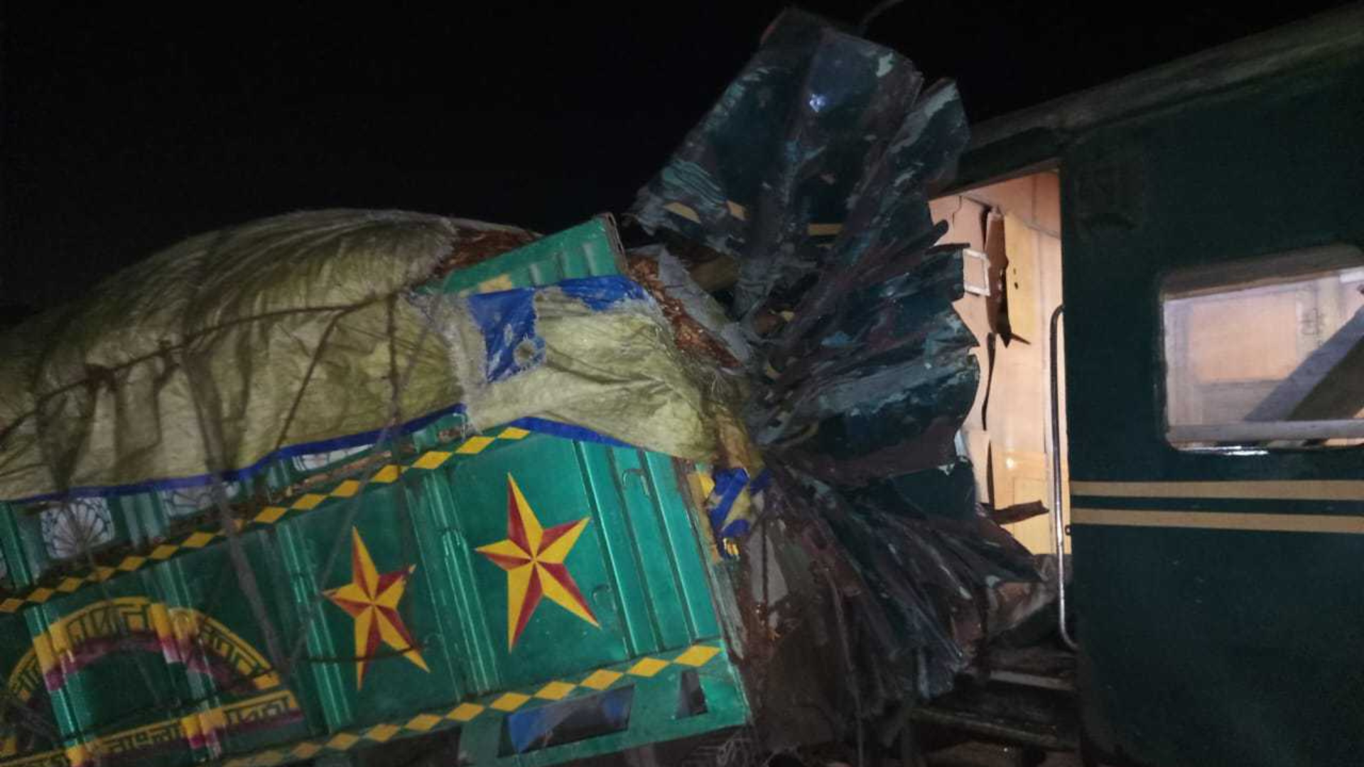খুলনায় ট্রাকে ট্রেনের ধাক্কা, নিহত ১