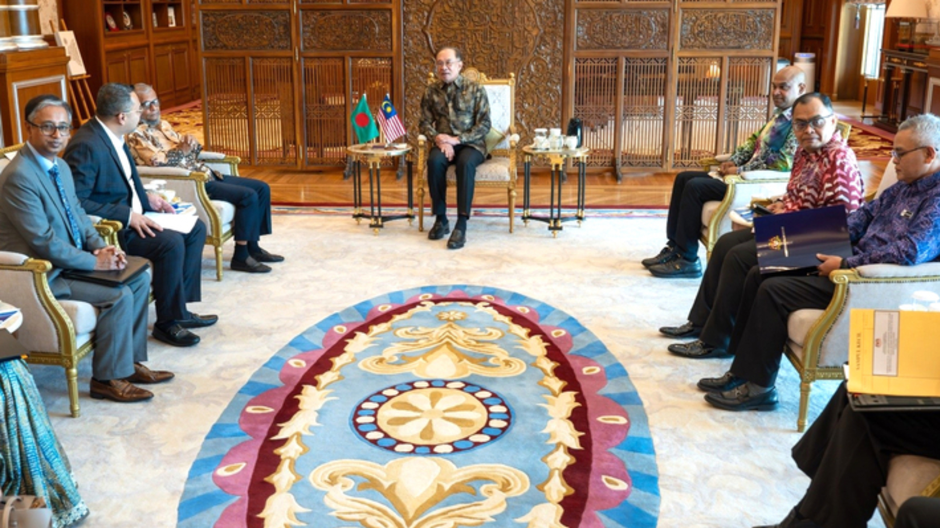 বাংলাদেশ ও মালয়েশিয়ার উচ্চপর্যায়ের বৈঠক, দ্বিপাক্ষিক সহযোগিতা জোরদারের অঙ্গীকার