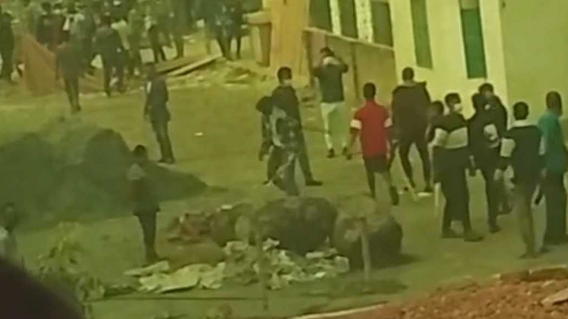 ফতুল্লায় ছাত্রদল ও যুবদলের দুগ্রুপের সংর্ঘষ-ককটেল বিস্ফোরণ, আটক ৮