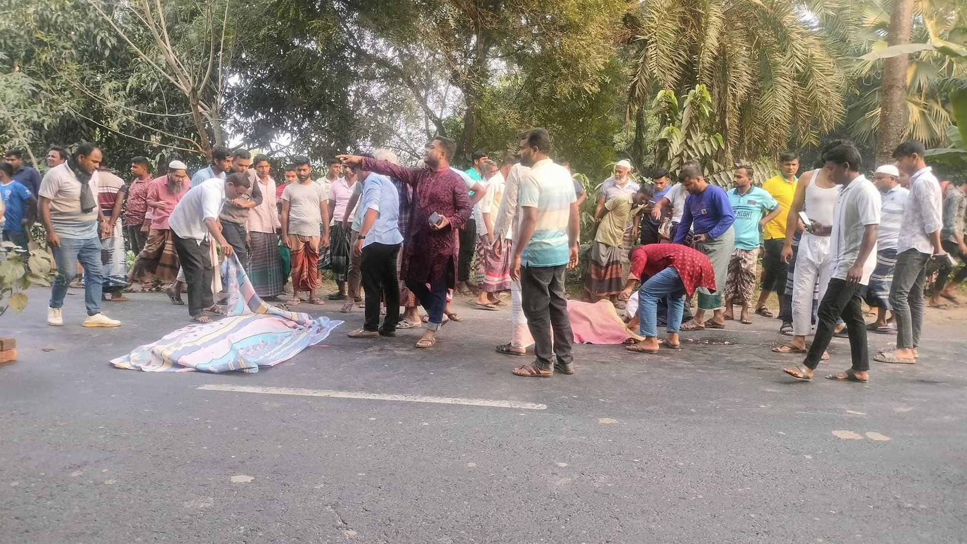 বাসচাপায় মোটরসাইকেল আরোহীর নিহতের ঘটনাস্থল। ছবি: সময় সংবাদ