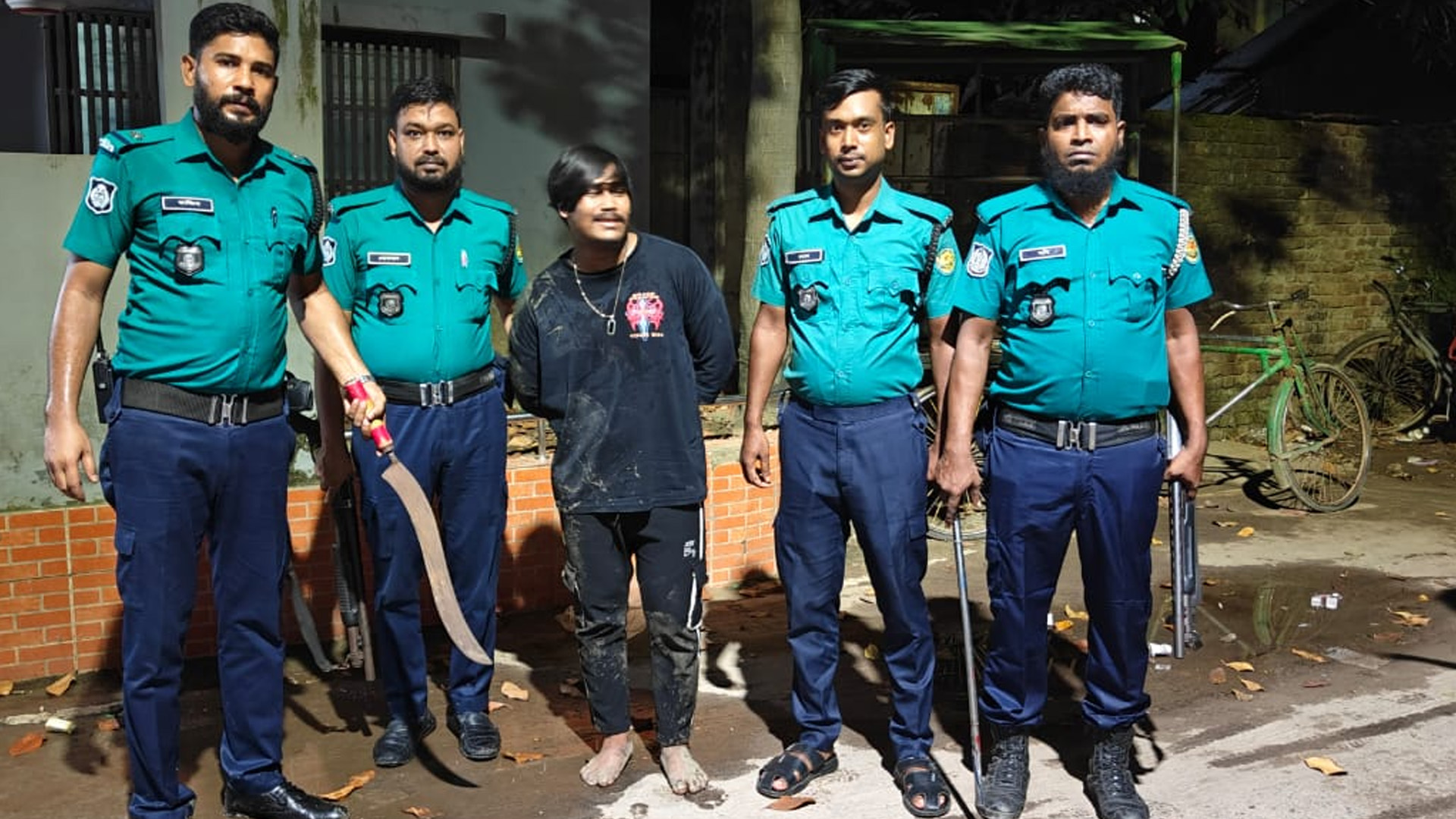 রায়ের বাজারে ছিনতাইয়ের সময় ‘পাঁয়তারা শাহিন’ গ্রেফতার