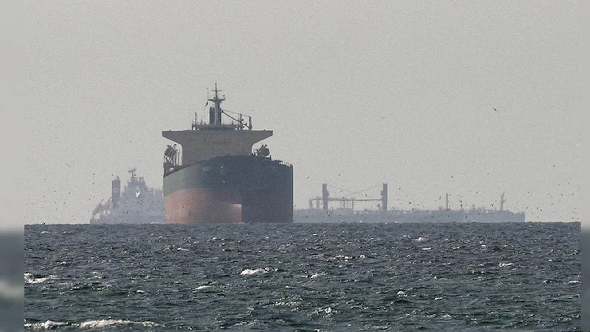 মার্কিন নিষেধাজ্ঞাপ্রাপ্ত ট্যাংকারগুলো ‘ব্যর্থ হয়ে’ হরমুজের দিকে ফিরে গেল