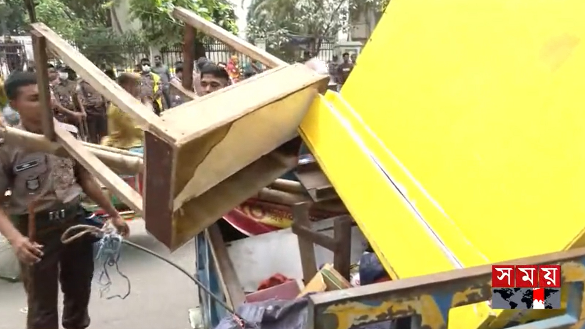 আগারগাঁওয়ে সড়ক-ফুটপাতে ডিএমপির উচ্ছেদ অভিযান