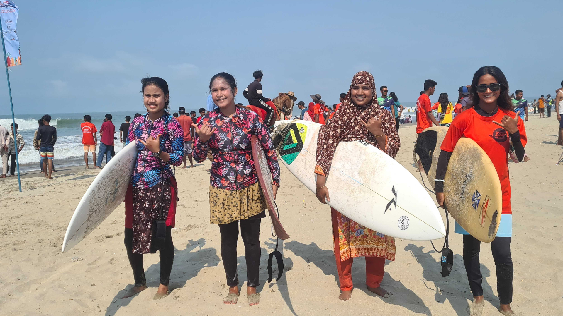 ঢেউয়ের সঙ্গে তাল মিলিয়ে বিশ্ব জয় করতে চান সার্ফাররা, কক্সবাজারে হয়ে গেল প্রতিযোগিতা