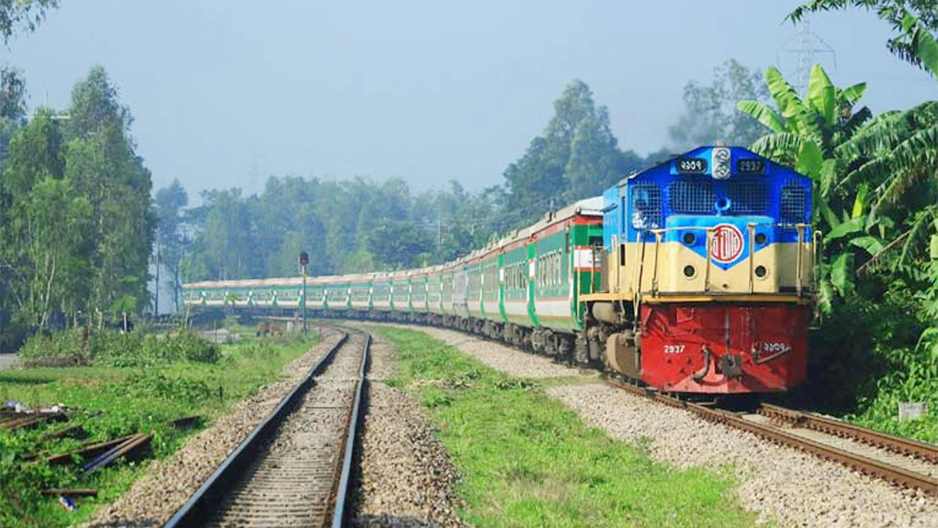 মৌলভীবাজারে চলন্ত ট্রেনের ছাদ থেকে ছিটকে পড়ে মাদ্রাসাছাত্র নিহত