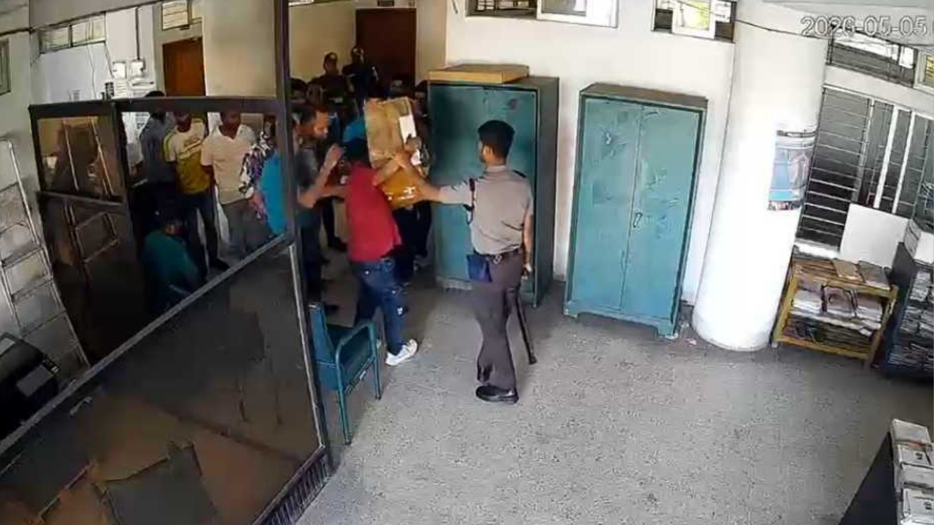 রাজশাহীতে পুলিশের সামনেই টেন্ডার বাক্স ছিনতাইয়ের অভিযোগ