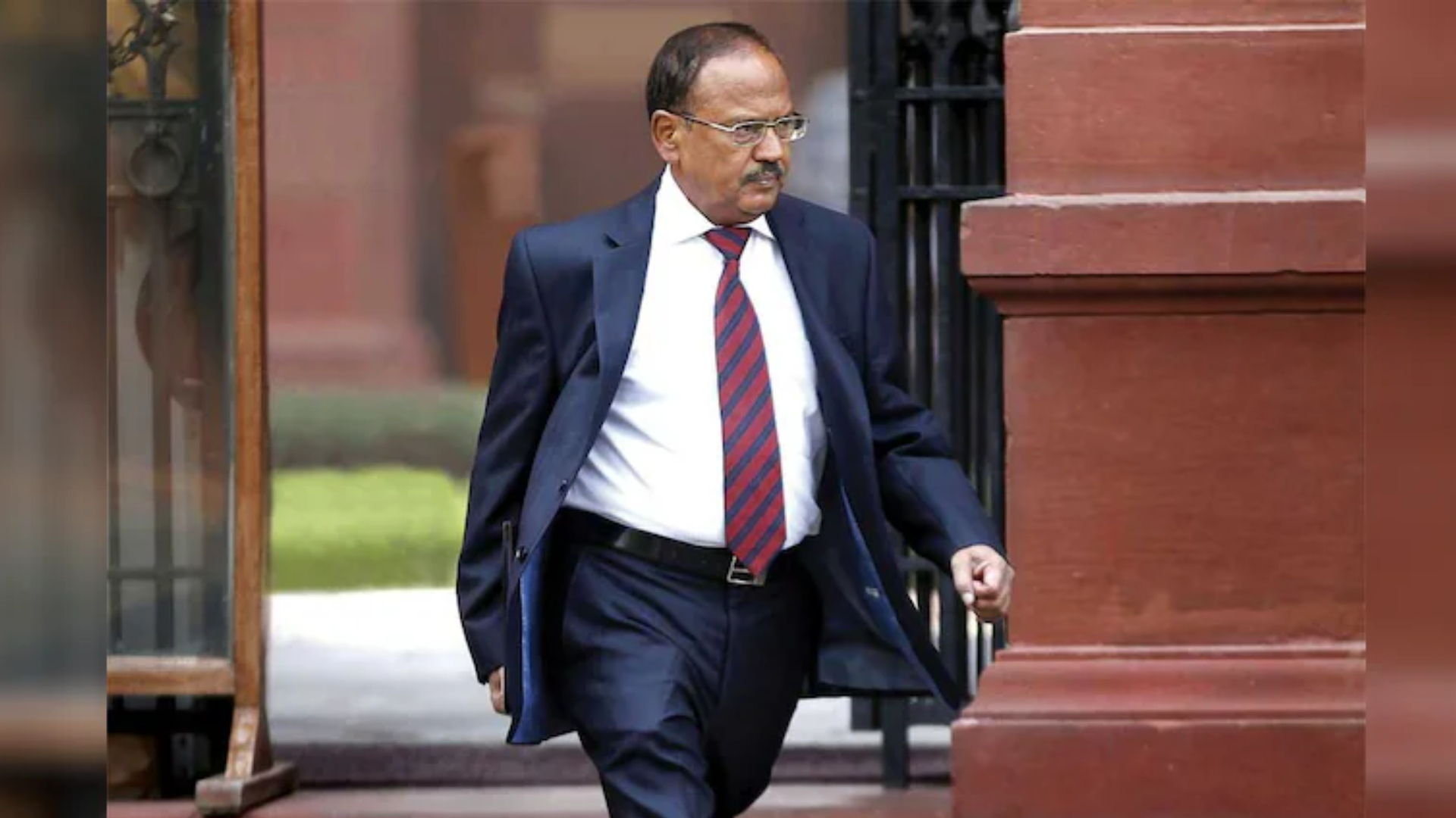 মোবাইল ফোন-ইন্টারনেট ব্যবহার করেন না অজিত দোভাল, কারণ কী?