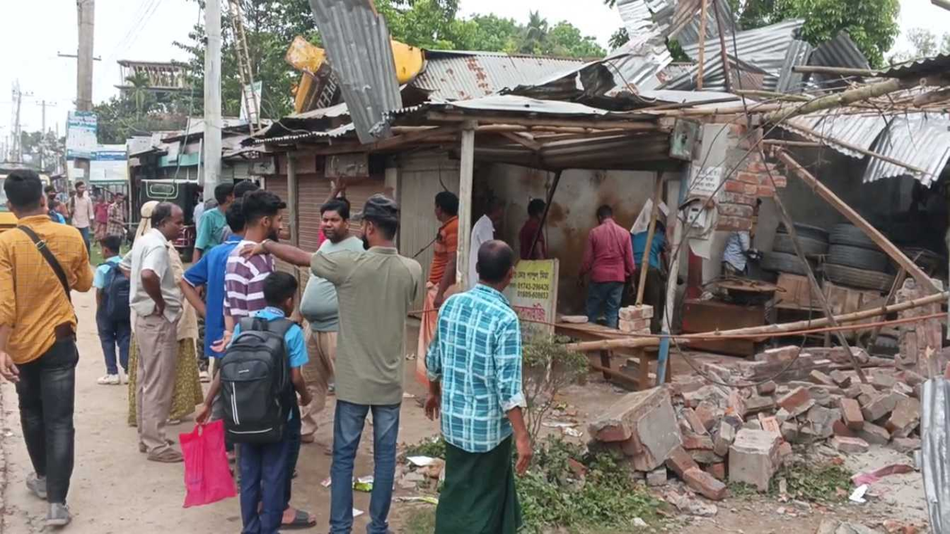 ‘হাওয়া মেশিন’ বিস্ফোরণে উড়ে গেছে দোকান, আহত ১