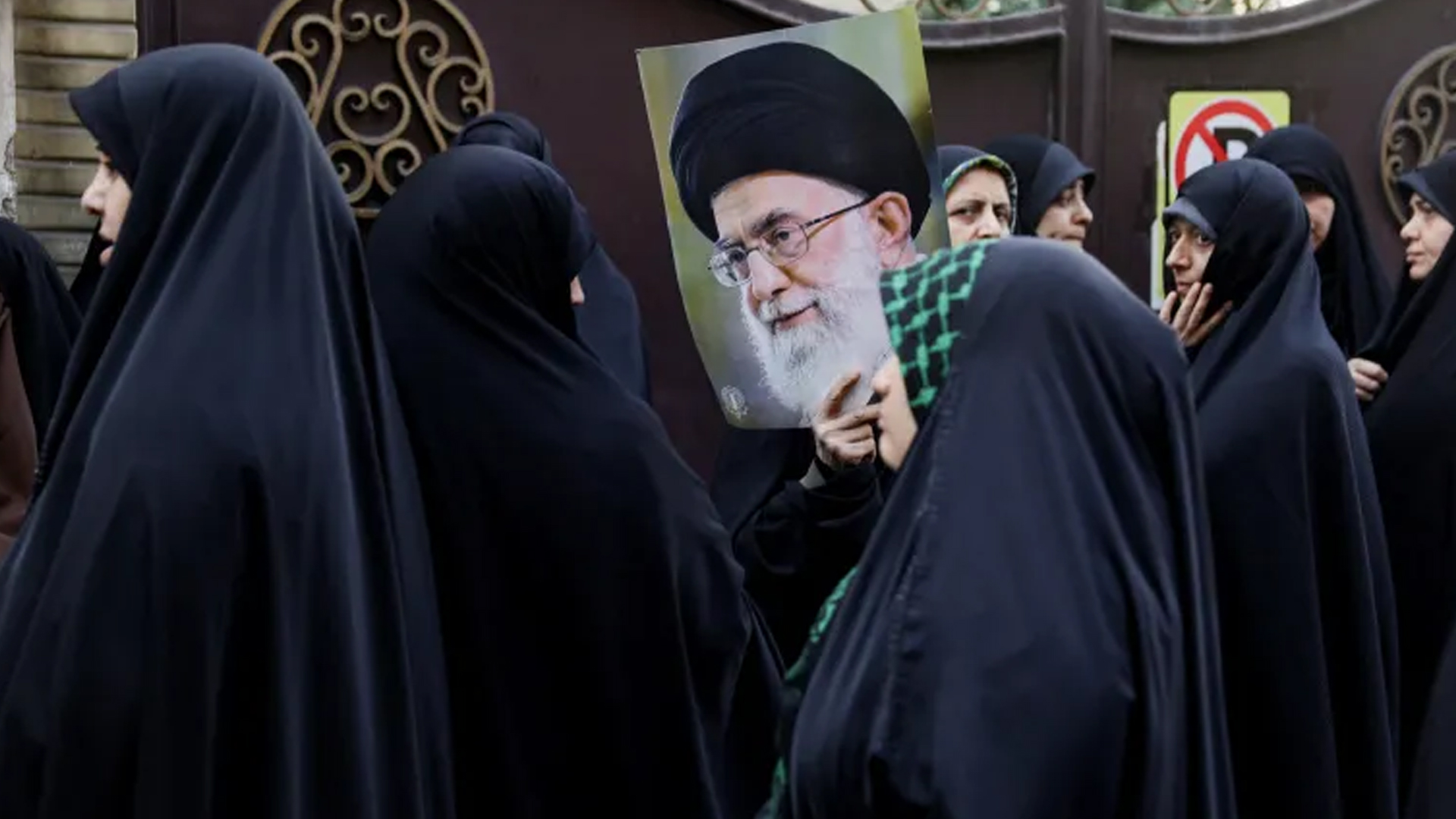 এত বড় আন্দোলনেও খামেনি কীভাবে টিকে আছেন?