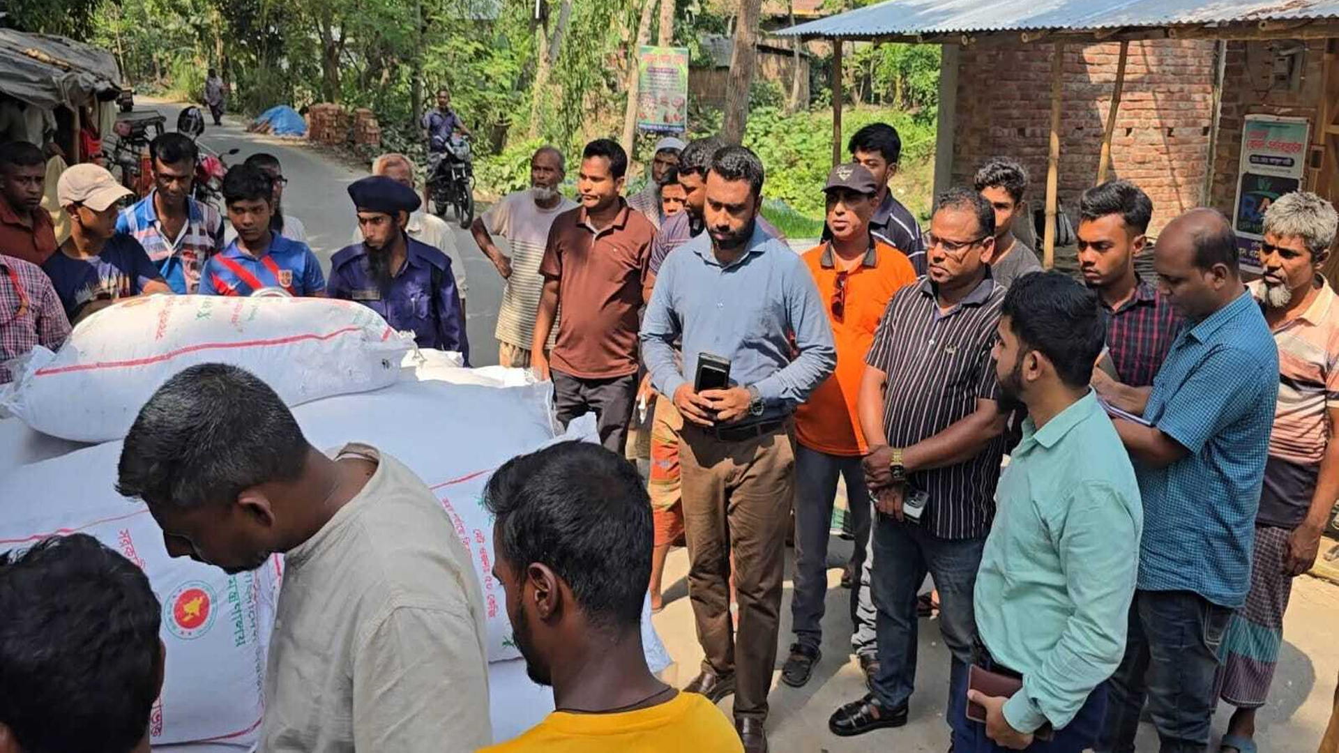 নওগাঁয় সার পাচারের সময় আটক করল জনতা