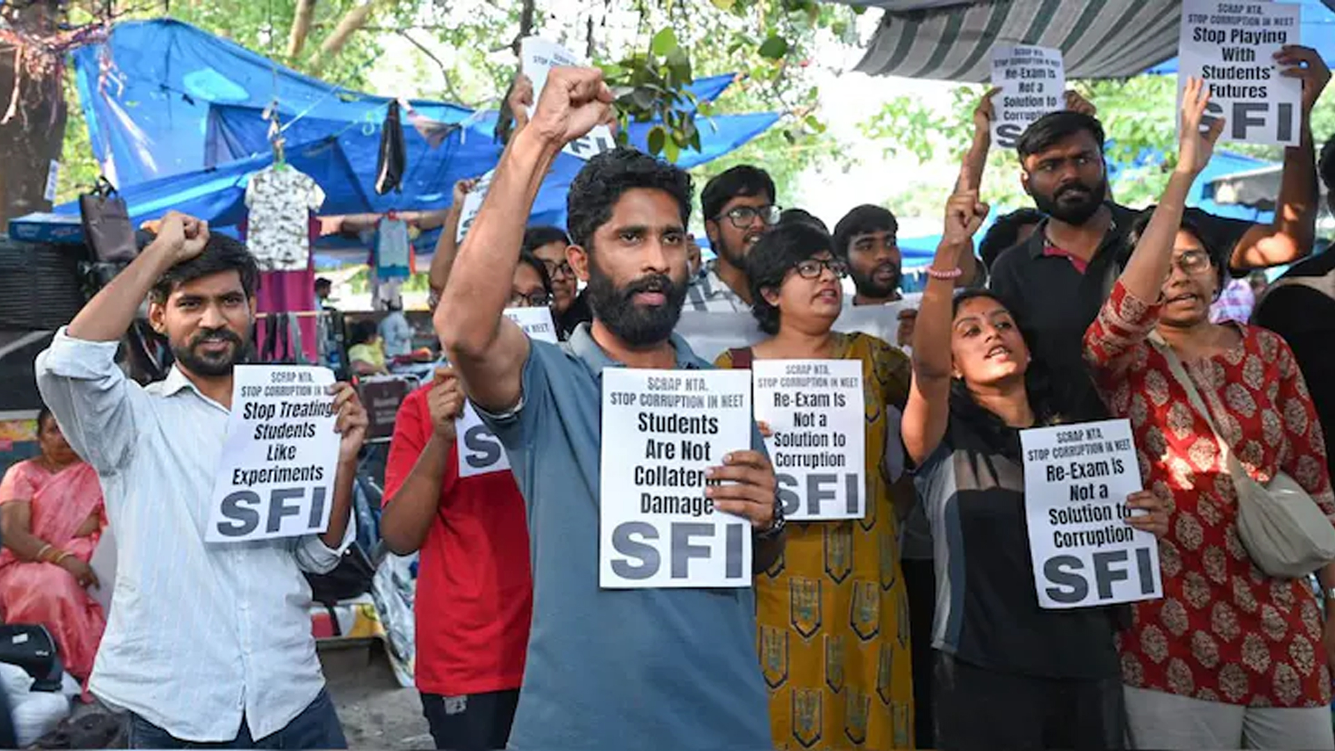 ভারতে মেডিকেল ভর্তি পরীক্ষায় প্রশ্নপত্র ফাঁসের ঘটনায় গ্রেফতার ৫