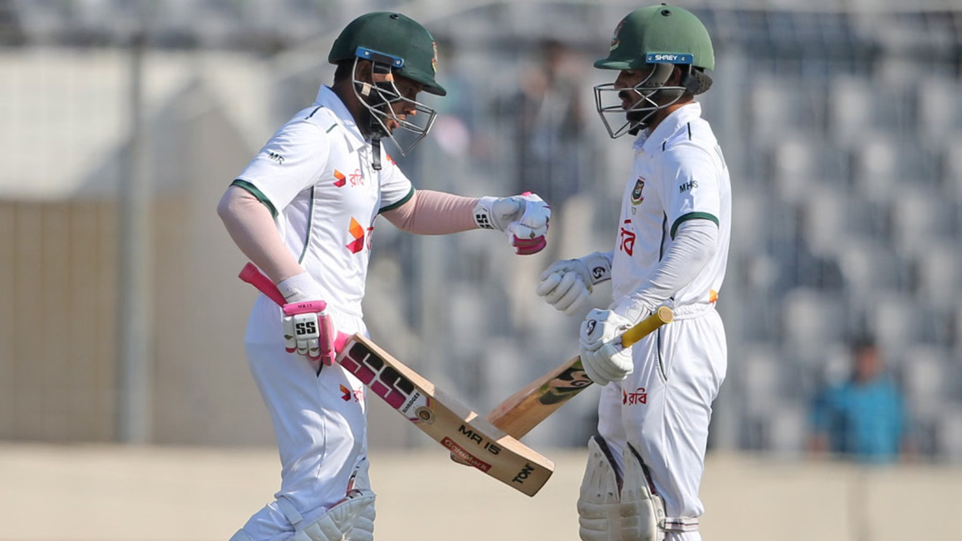 মধ্যাহ্ন বিরতিতে যাওয়ার আগে সেঞ্চুরির পথে মমিনুল, ফিফটির কাছাকাছি মুশফিক