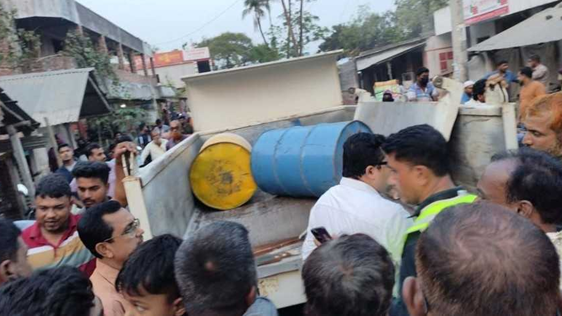 ধানের গুদাম থেকে জব্দ ৭০০ লিটার জ্বালানি তেল!