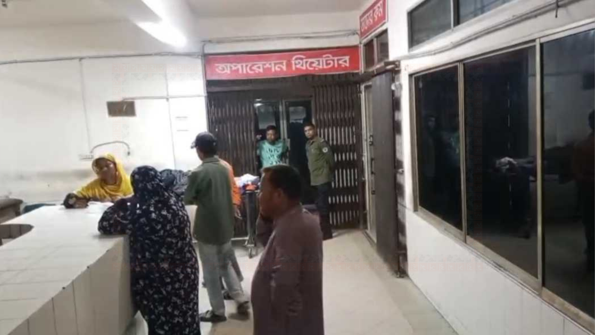 গলা ও পায়ের রগ কেটে যুবককে হত্যাচেষ্টা, হামলাকারীকে গণপিটুনি