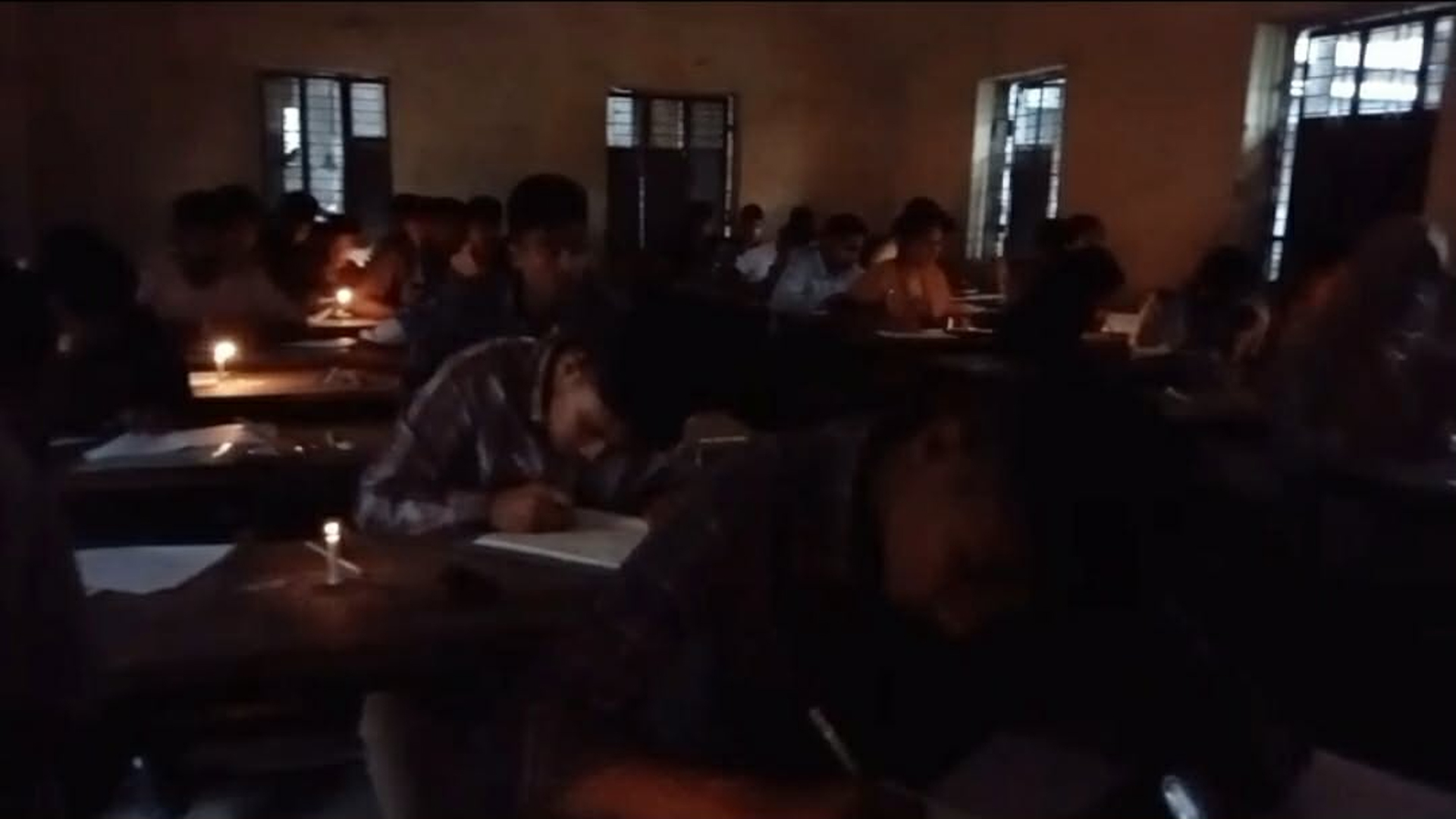 রংপুরে মোমবাতির আলোয় এসএসসি পরীক্ষা