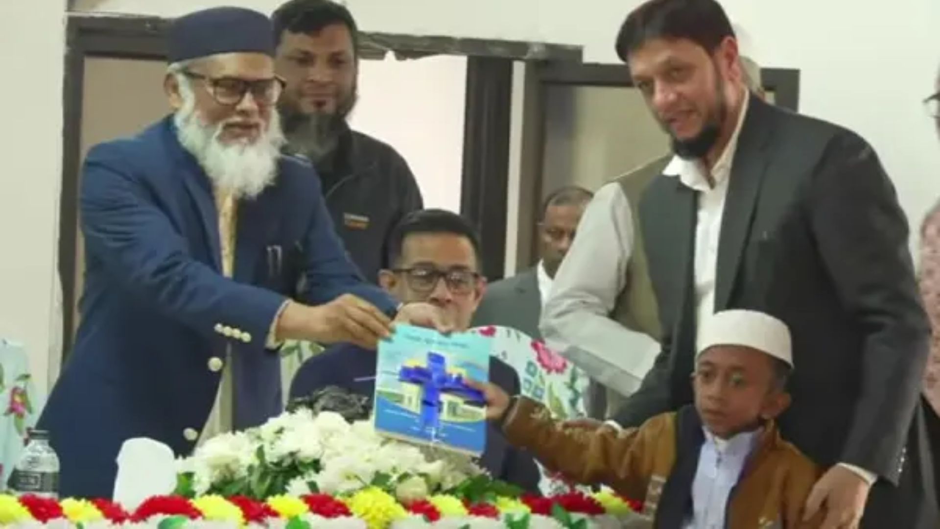 শিশু ও গণশিক্ষার বই বিতরণ কার্যক্রম উদ্বোধন করলেন ধর্ম উপদেষ্টা