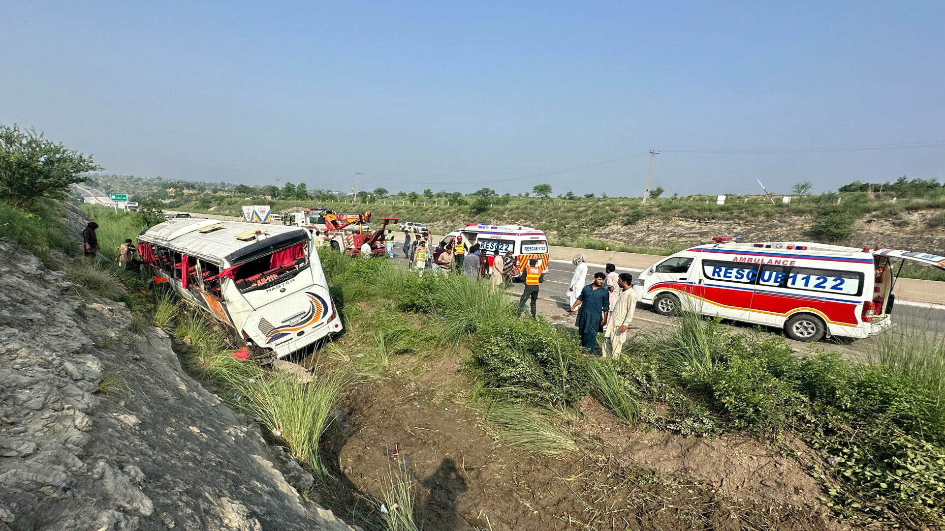 পাকিস্তানে যাত্রীবাহী বাস খাদে, নিহত কমপক্ষে ৯