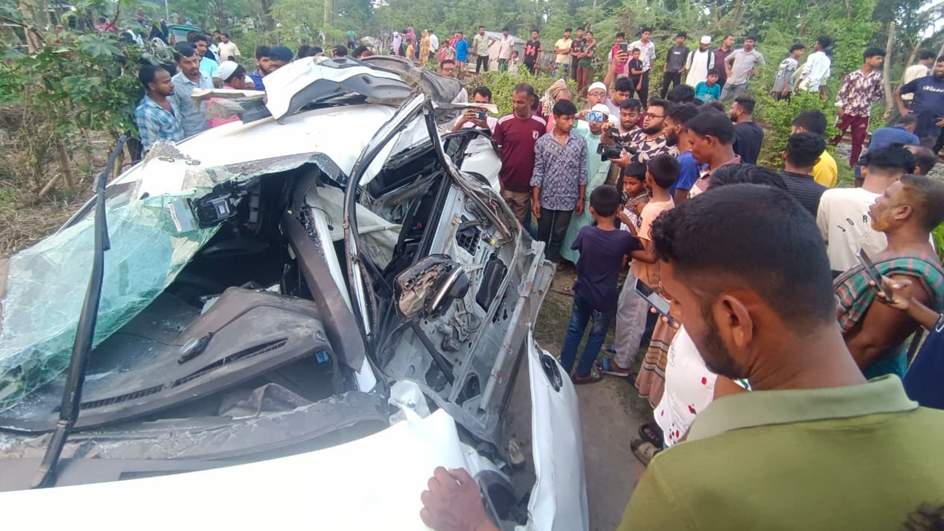 অরক্ষিত রেলক্রসিংয়ে ট্রেনের ধাক্কায় প্রাইভেটকার দুমড়ে-মুচড়ে ৪ বন্ধু আহত