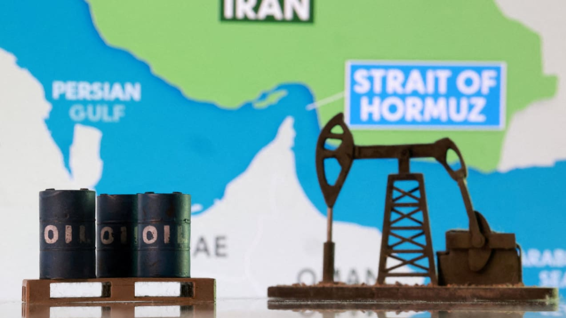 হরমুজ প্রণালী এড়াতে নতুন পাইপলাইন স্থাপনের কথা ভাবছে উপসাগরীয় দেশগুলো