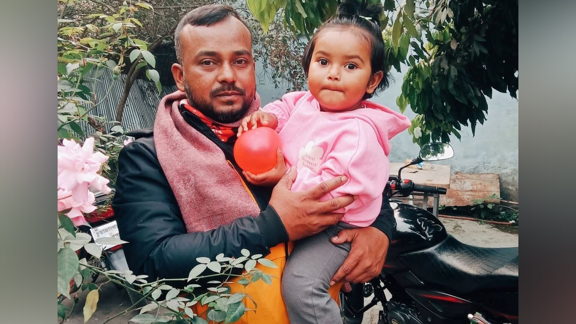 বজ্রাঘাতে প্রাণ গেল বাবার, কোল থেকে ছিটকে প্রাণে বাঁচল শিশুসন্তান