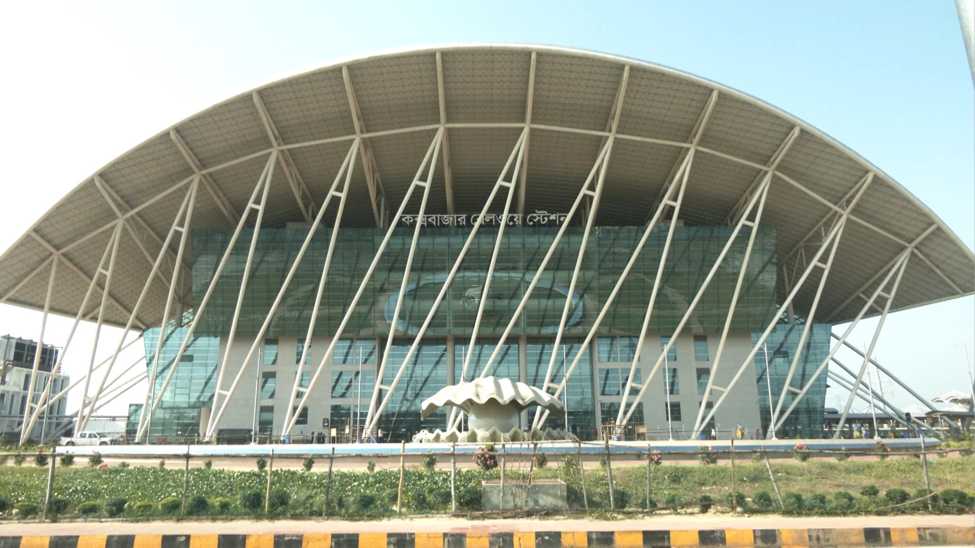 উদ্বোধনের আড়াই বছরেও অপূর্ণ দেশের একমাত্র আইকনিক স্টেশন