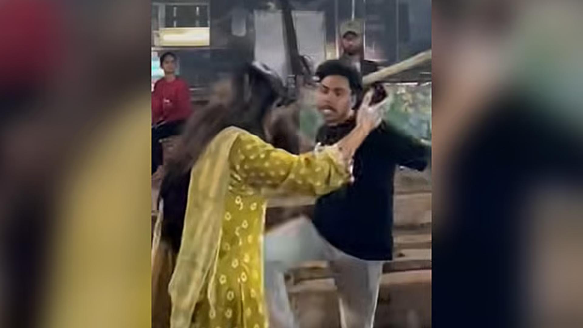 ঢাবি ক্যাম্পাসে লাঠি হাতে নারীর দিকে তেড়ে এলেন যুবক, তদন্তে কমিটি