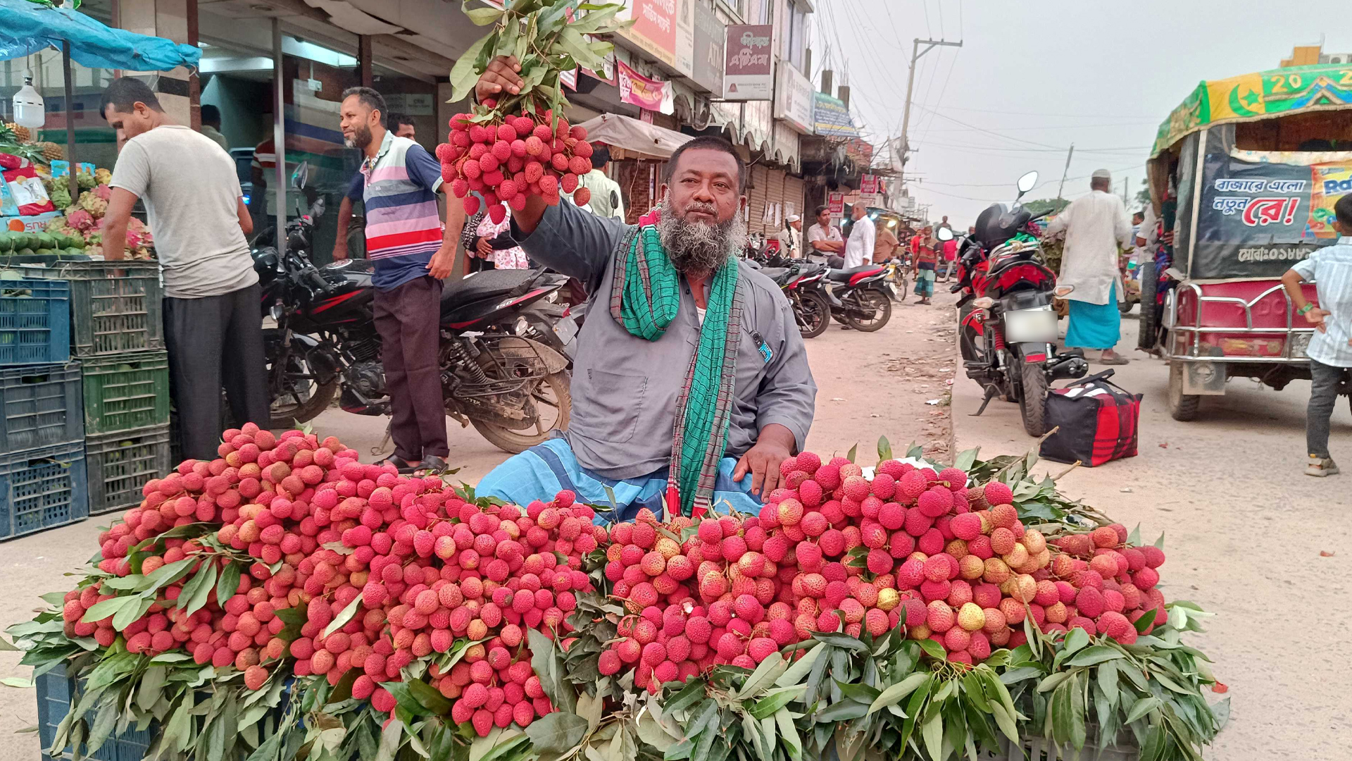 হিলিতে লিচুর বাম্পার ফলন, ভালো দামে খুশি চাষিরা