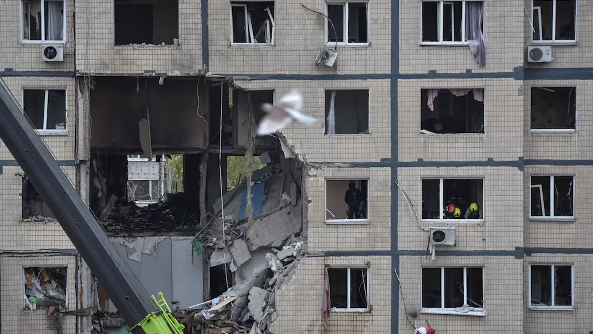 রুশ হামলায় ইউক্রেনের বিদ্যুৎ উৎপাদন ‘শূন্যে’, দৈনিক ১৬ ঘণ্টা পর্যন্ত লোডশেডিং