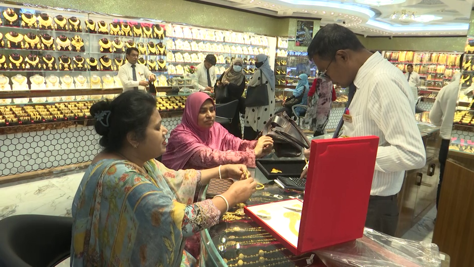 দেশে যত টাকায় স্বর্ণ ও রুপা বিক্রি হচ্ছে আজ