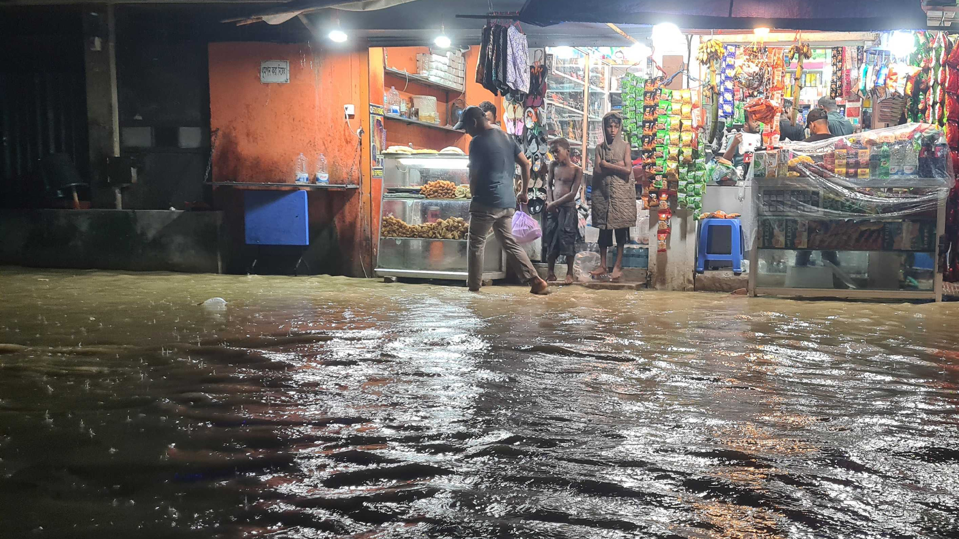 কক্সবাজারে পানিবন্দি হয়ে পড়েছেন অর্ধলাখ মানুষ।