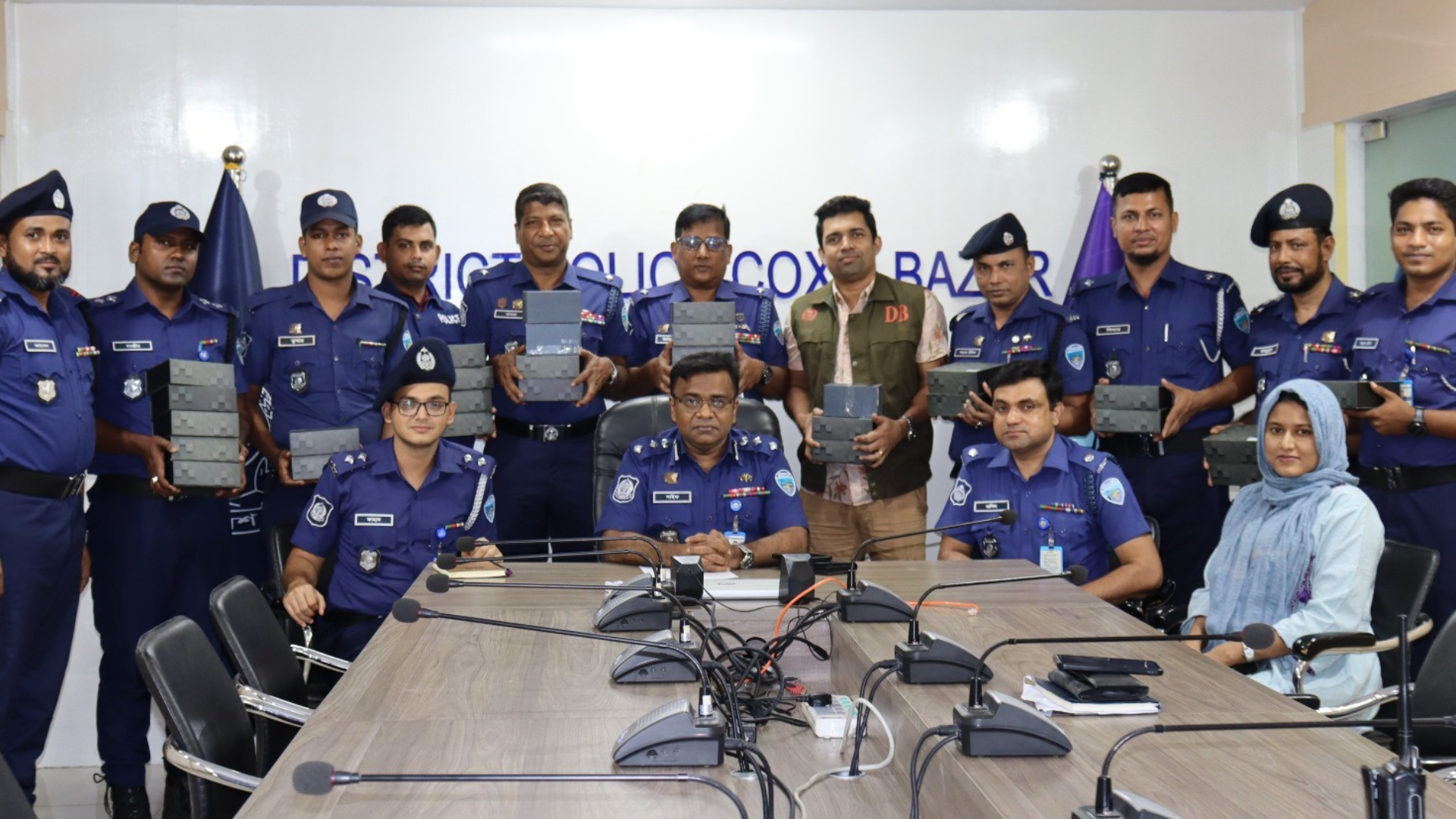 কক্সবাজারে আইনশৃঙ্খলা রক্ষায় যুক্ত হলো ৩৫ বডি ওর্ন ক্যামেরা