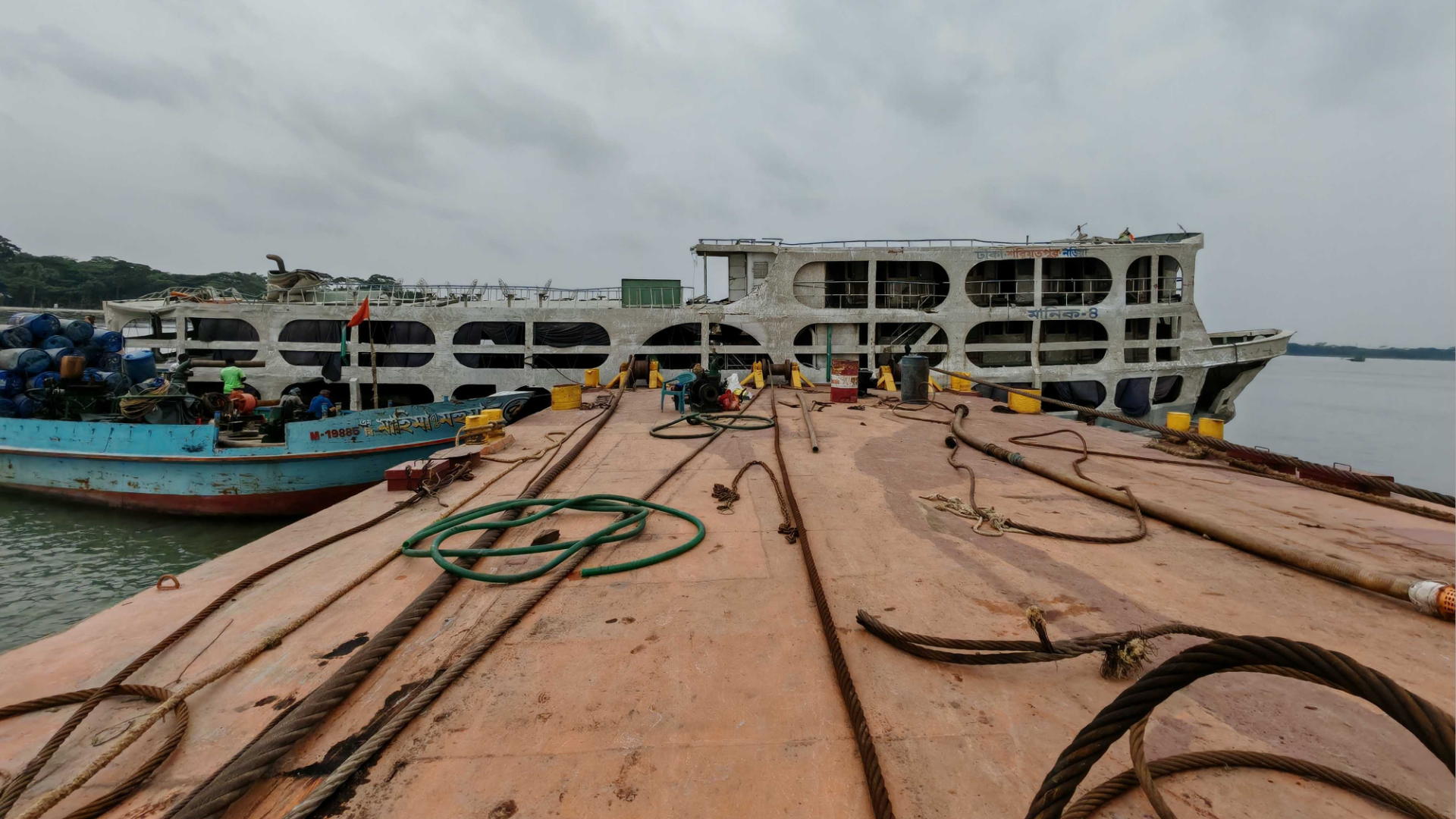 ৩০০ প্লাস্টিকের ড্রাম দিয়ে তোলা হলো ডুবে যাওয়া লঞ্চ