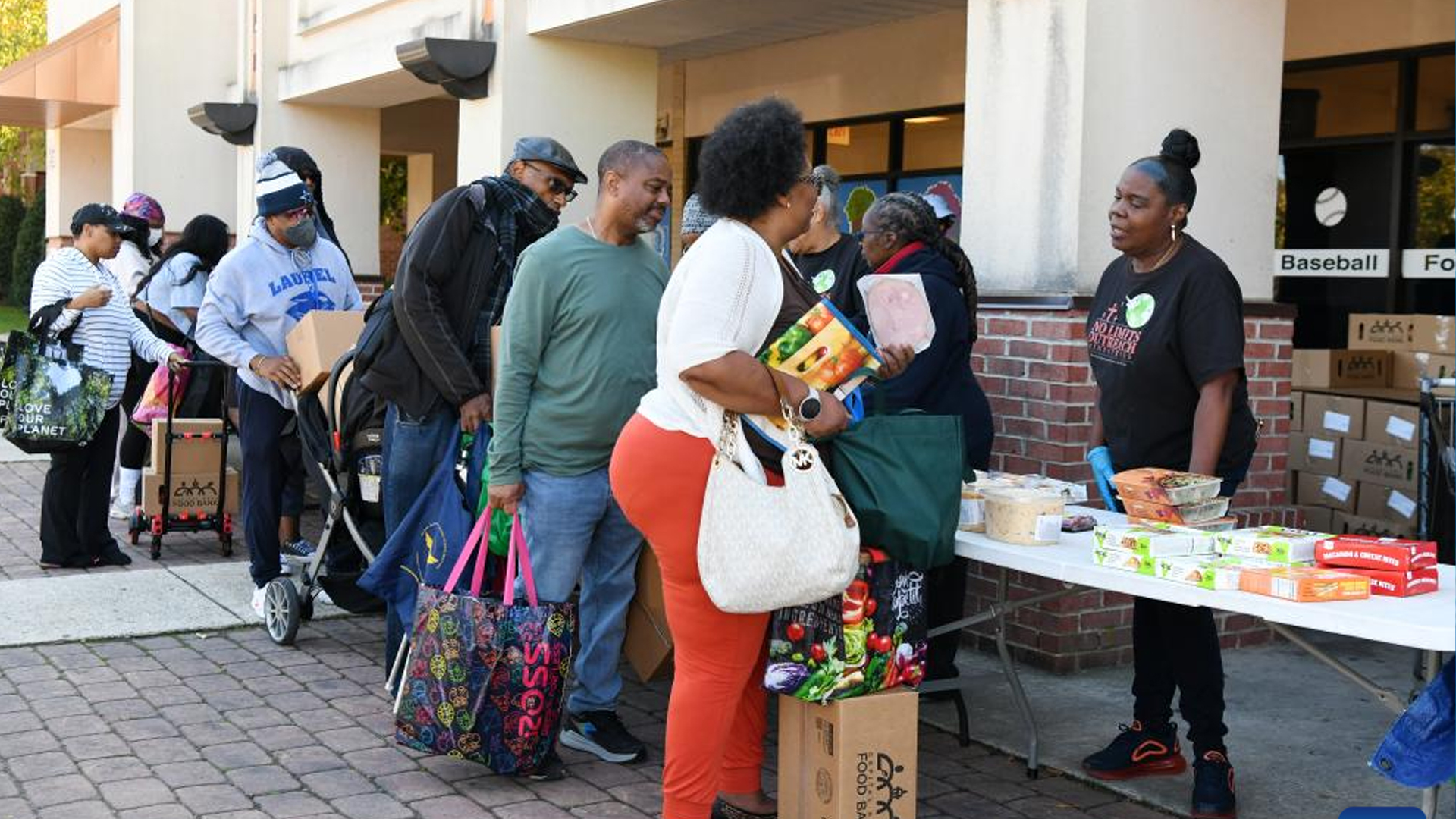 যুক্তরাষ্ট্রে শাটডাউন অব্যাহত, ফুড ব্যাংকের লাইনে সরকারি কর্মীরা