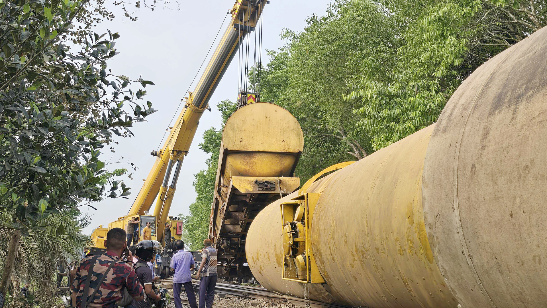 লাইনচ্যুত হয়ে ওয়াগন ছিটকে খালে, ঘটনা তদন্তে ৫ সদস্যের কমিটি