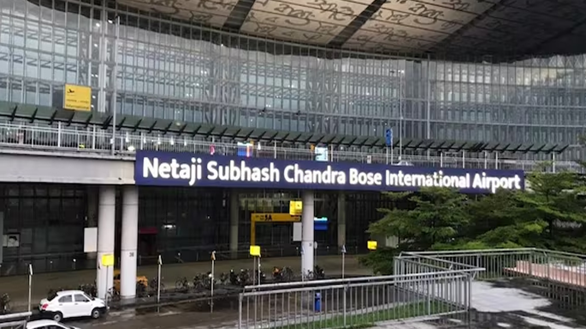 কলকাতা বিমানবন্দরে গ্লাস ভাঙচুরের চেষ্টা করায় বাংলাদেশি যাত্রী আটক