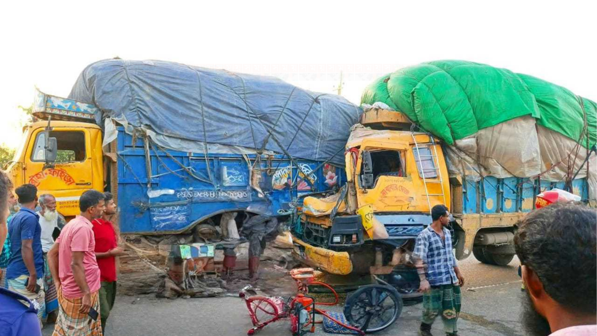 দাঁড়িয়ে থাকা ট্রাকে আরেক ট্রাকের ধাক্কা, চালক ও হেলপার নিহত
