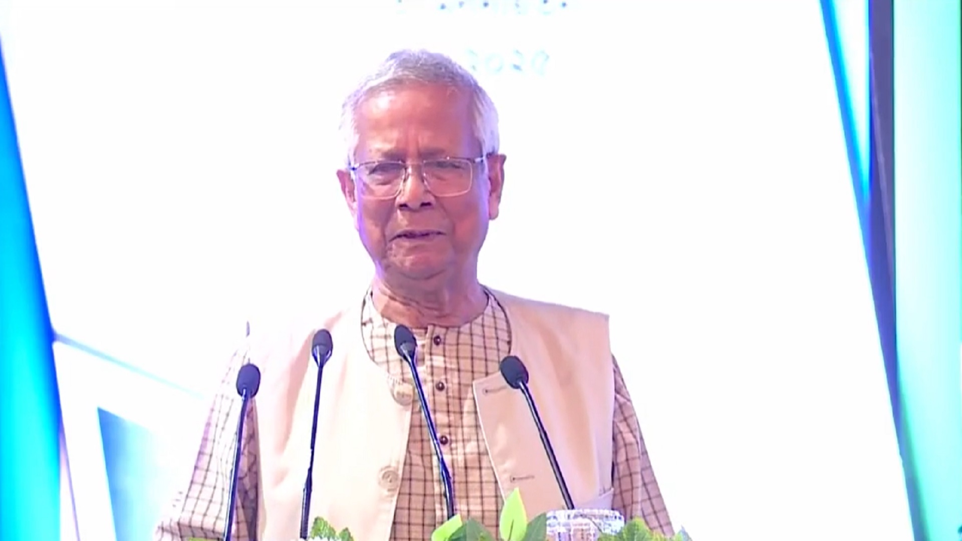 বিদেশে শ্রমশক্তি রফতানিতে বড় বাধা দালাল চক্র: প্রধান উপদেষ্টা