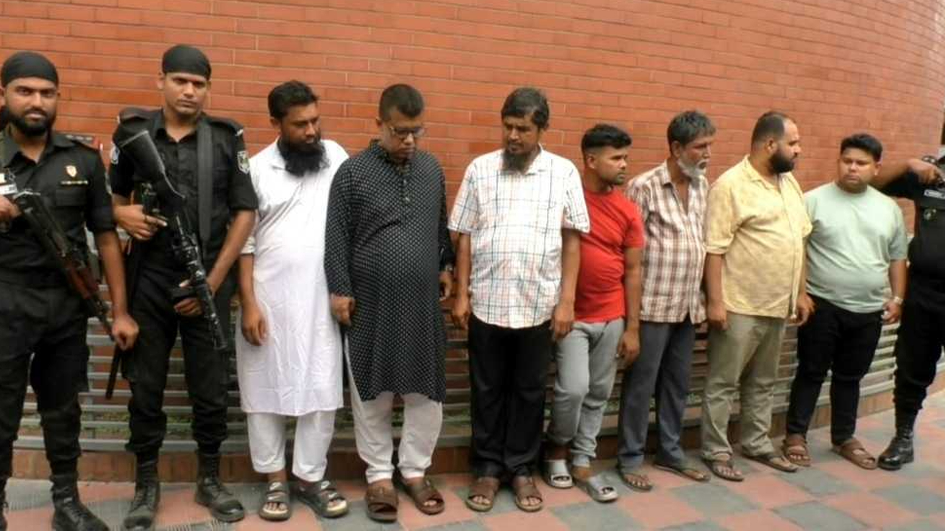 নারায়ণগঞ্জে পাসপোর্ট অফিসে অভিযান, দালাল চক্রের ৭ সদস্য আটক