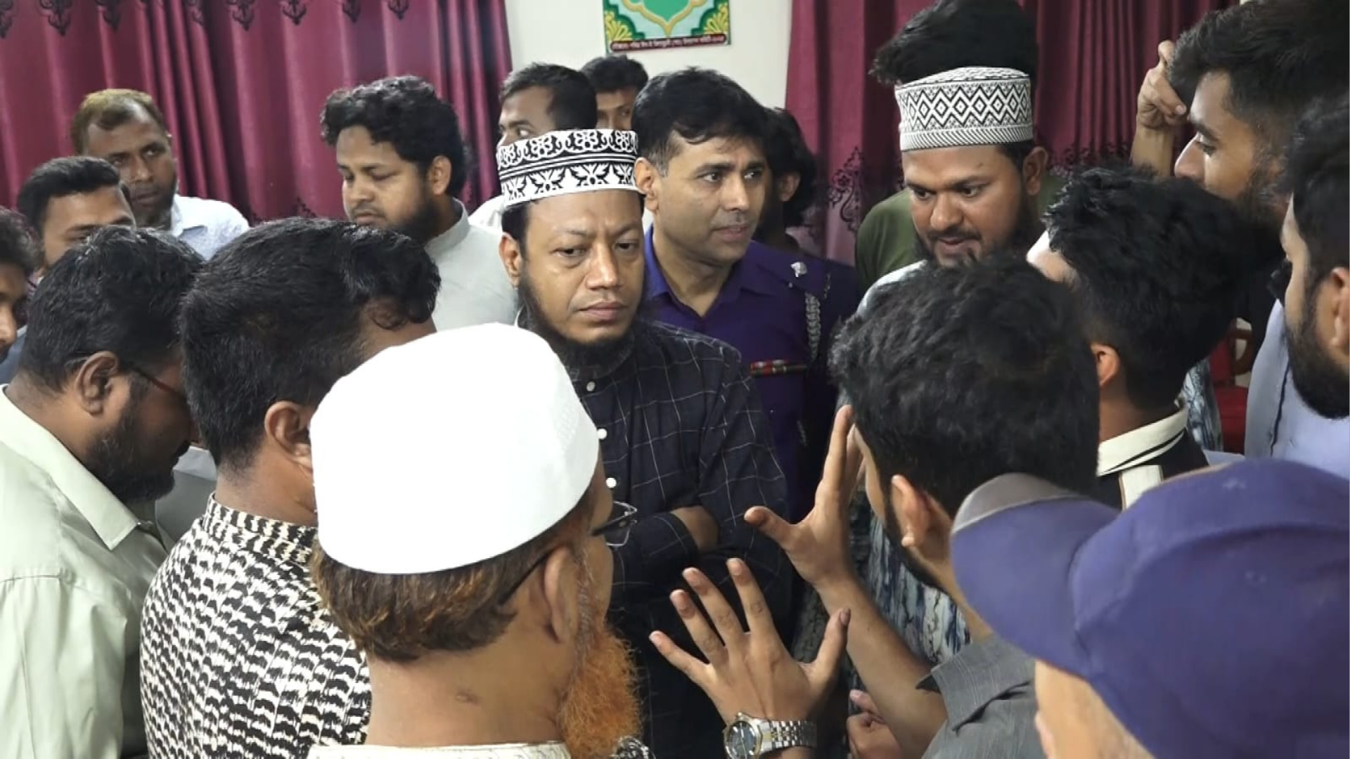 কলেজে উদ্বোধনী অনুষ্ঠানে গিয়ে তোপের মুখে আমির হামজা