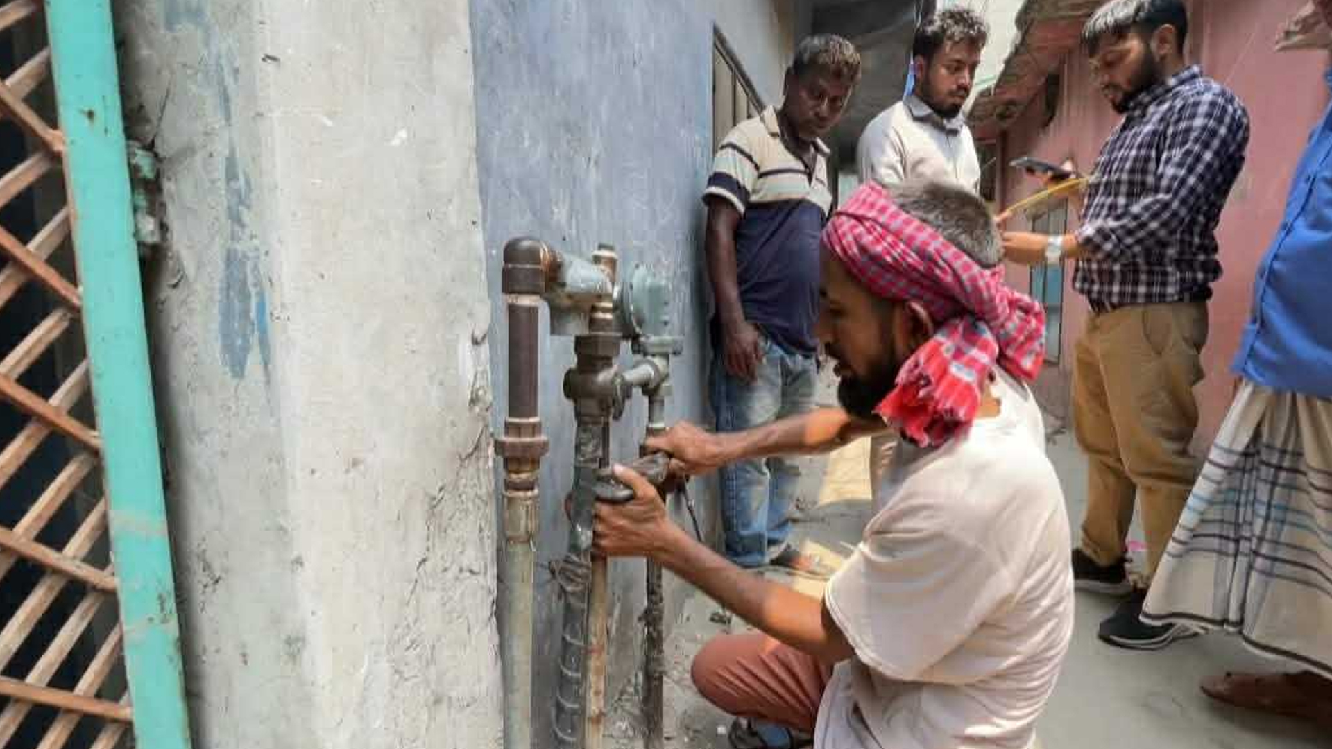 নারায়ণগঞ্জে অর্ধশতাধিক অবৈধ গ্যাস সংযোগ বিচ্ছিন্ন