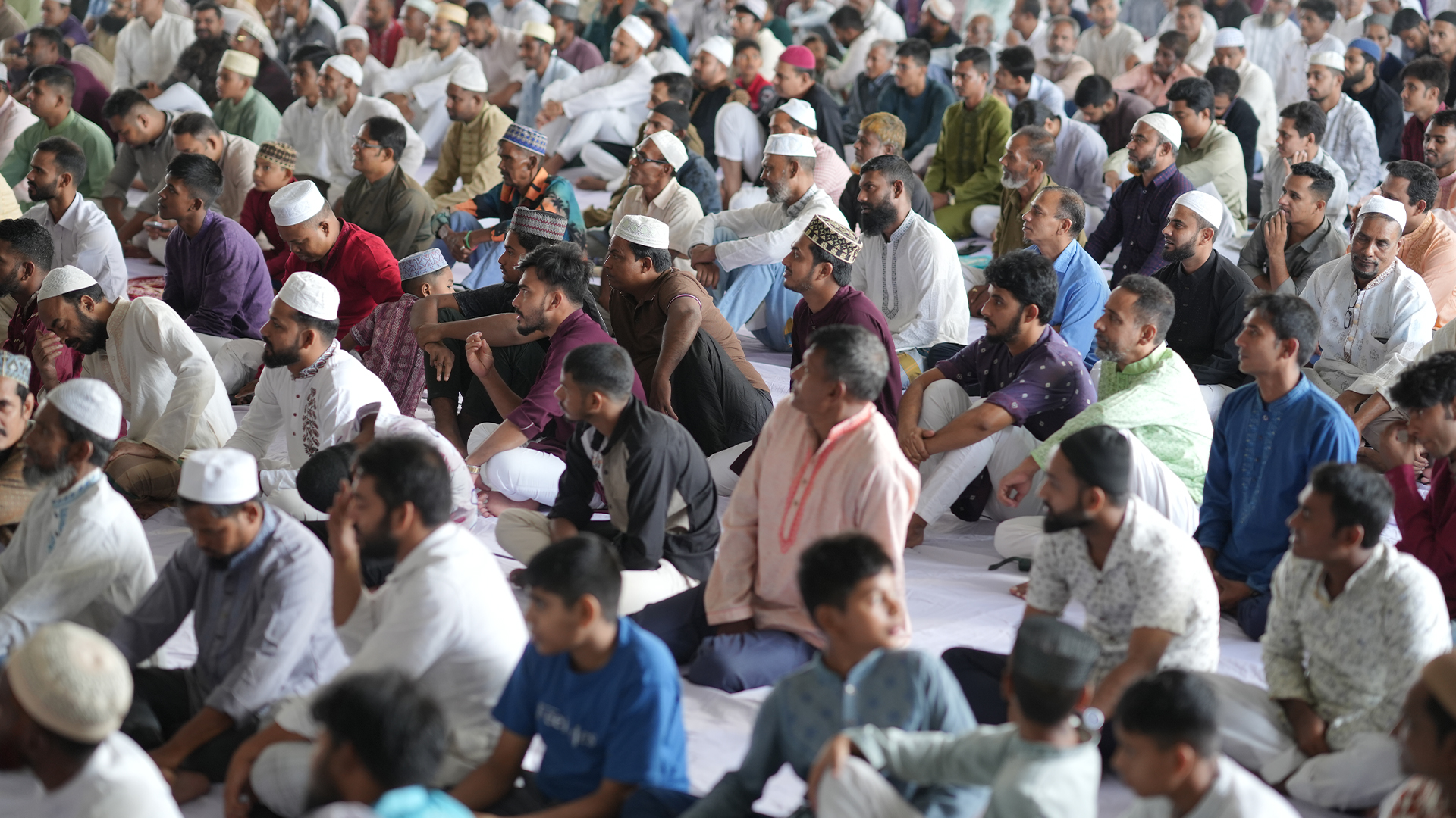 বিপুল নারী-পুরুষের অংশগ্রহণে উত্তরায় ঈদুল আজহার জামাত অনুষ্ঠিত