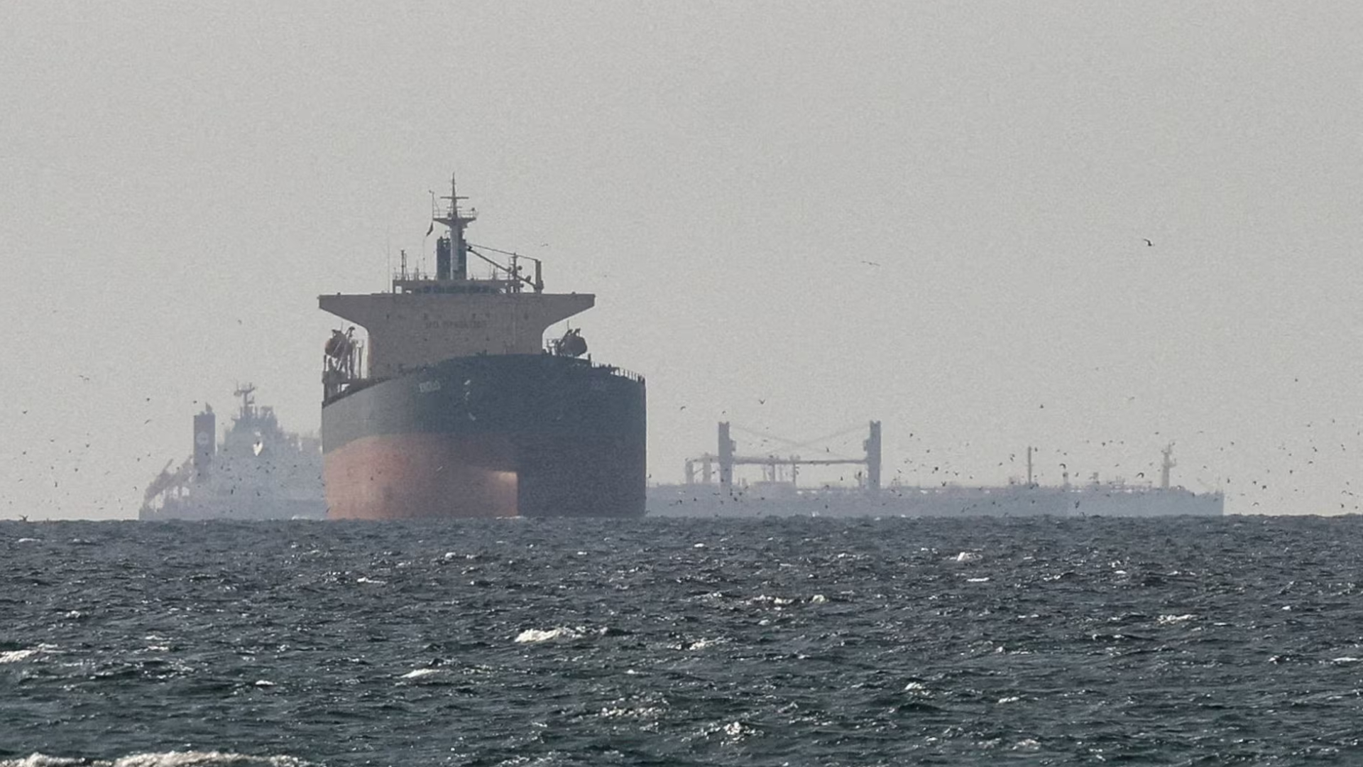 হরমুজ দিয়ে দিনে সর্বোচ্চ ১৫টি জাহাজ অতিক্রম করতে দেবে ইরান!