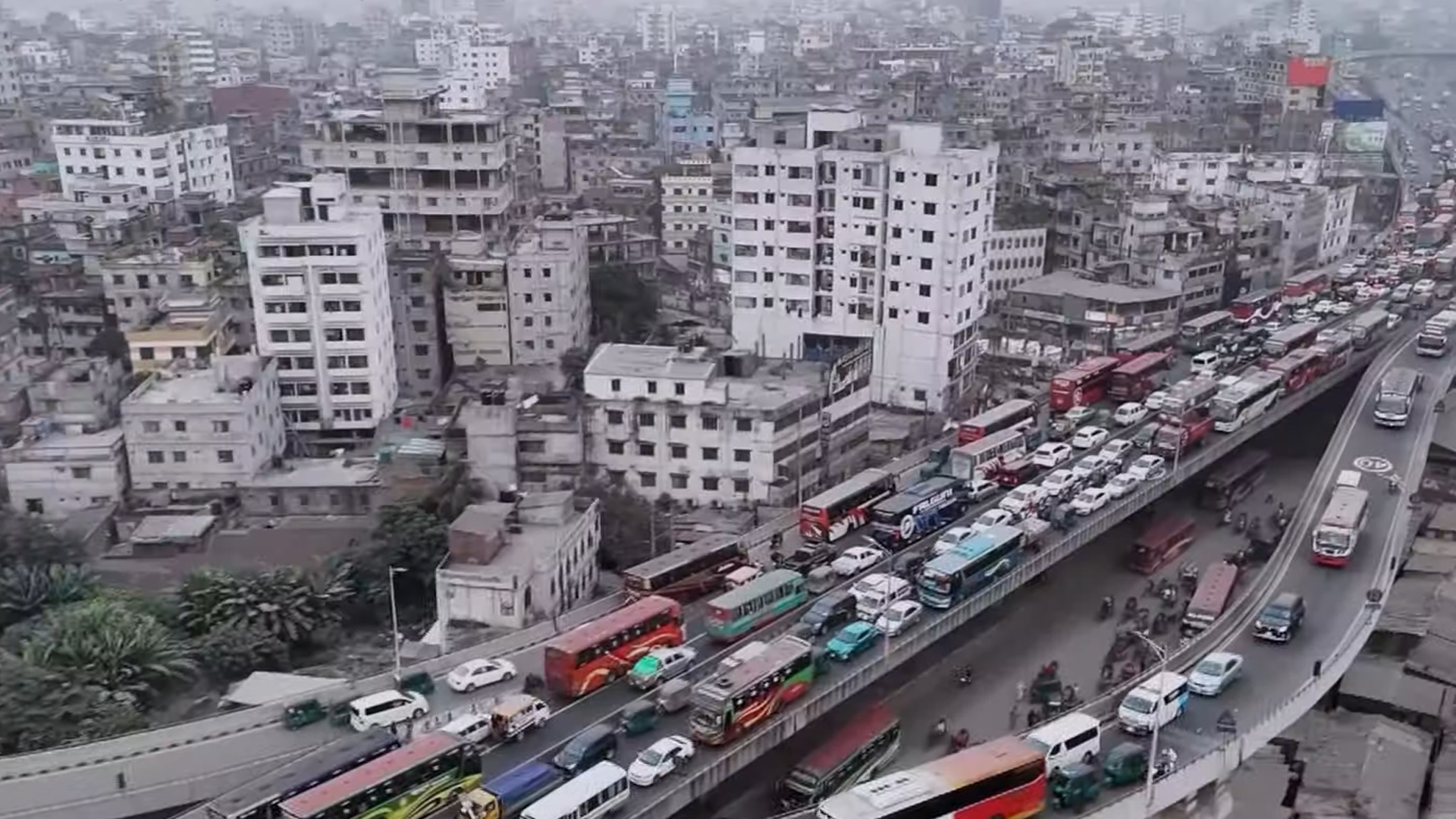 গুলিস্তানে সড়ক-ফুটপাত দখল করে দোকান, ভয়াবহ দুর্ভোগ হানিফ ফ্লাইওভারে!