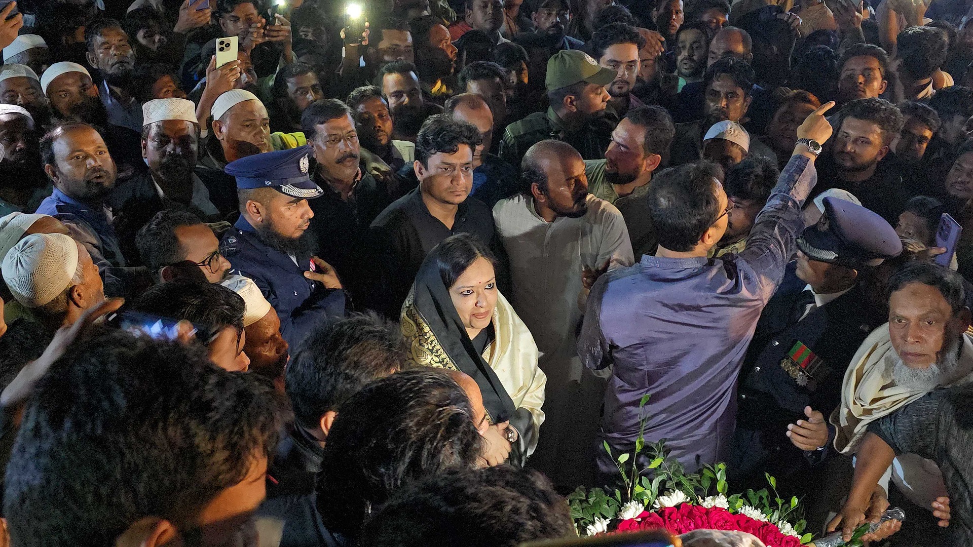 বাধার মুখে ফুল না দিয়েই শহীদ মিনার ছাড়লেন রুমিন ফারহানা