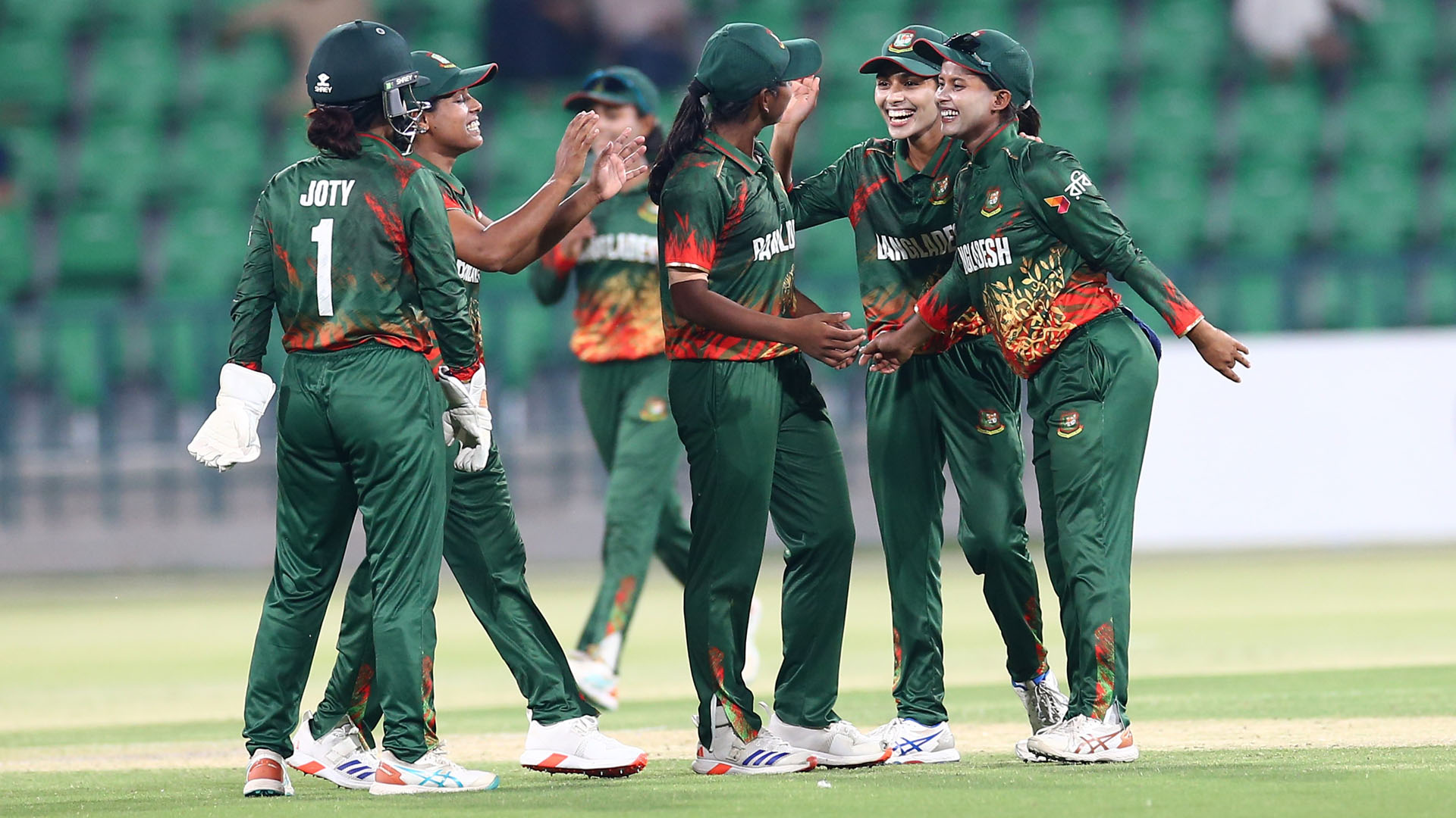 এখন থেকে ছেলেদের সমান ভাতা পাবে মেয়েরাও