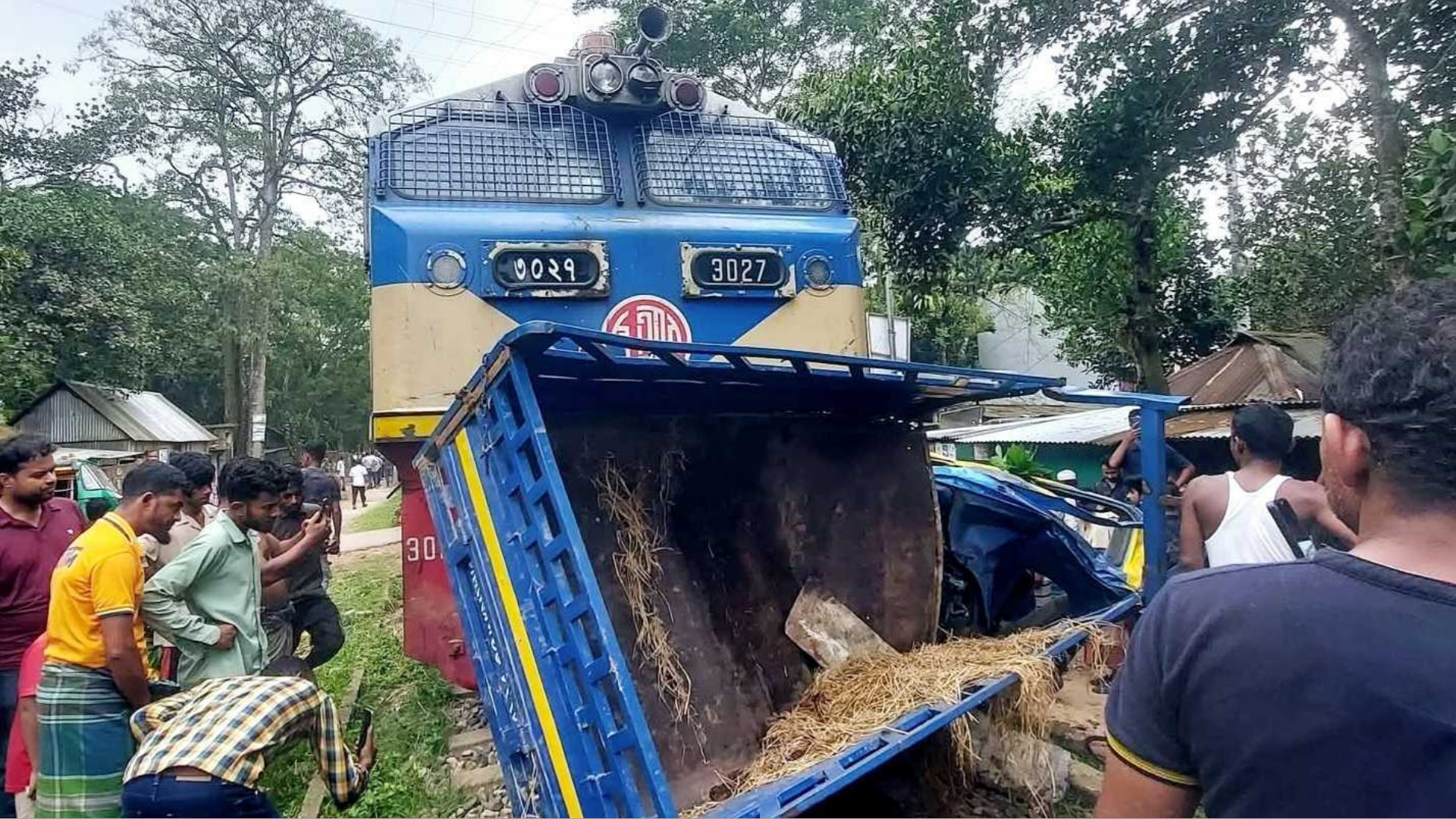 ট্রেনের ধাক্কায় দুমড়ে-মুচড়ে গেল গরুবাহী পিকআপ
