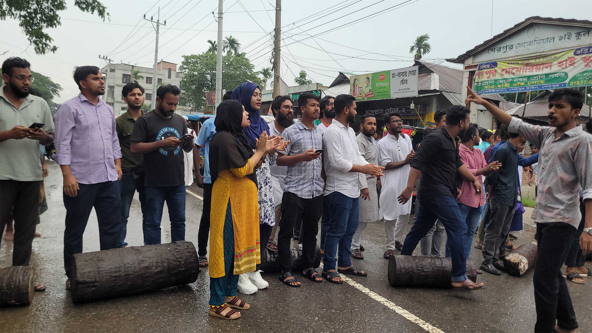 গোপালগঞ্জে এনসিপি সমাবেশে হামলার প্রতিবাদে শেরপুরে সড়ক অবরোধ