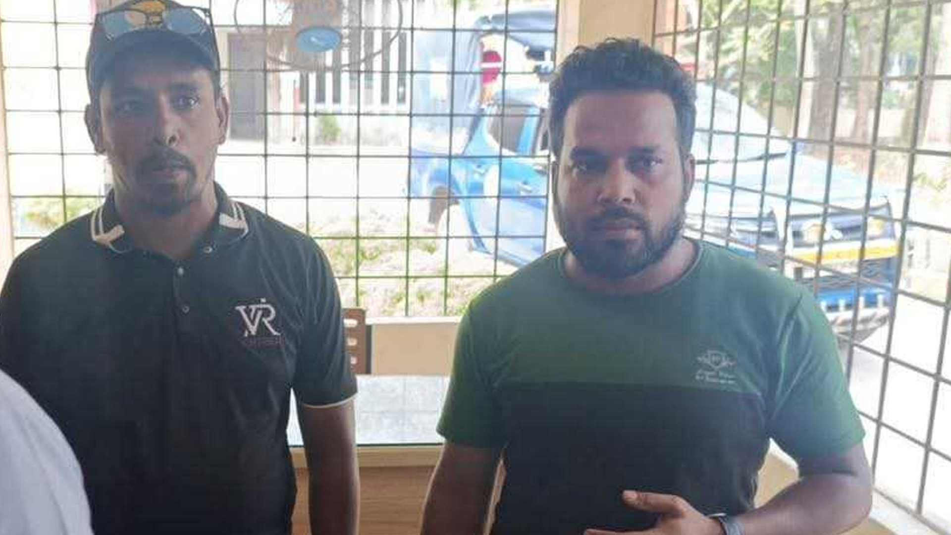 ভিডিও করায় ২ সাংবাদিককে হাতকড়া পড়িয়ে থানায় পাঠালেন এসিল্যান্ড